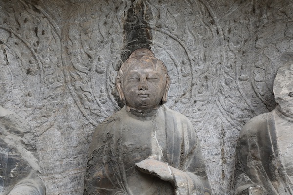 佛头像与奉先寺北壁金刚力士外侧下层圆拱形大龛居中立佛身躯虚拟复原图（受访者供图）