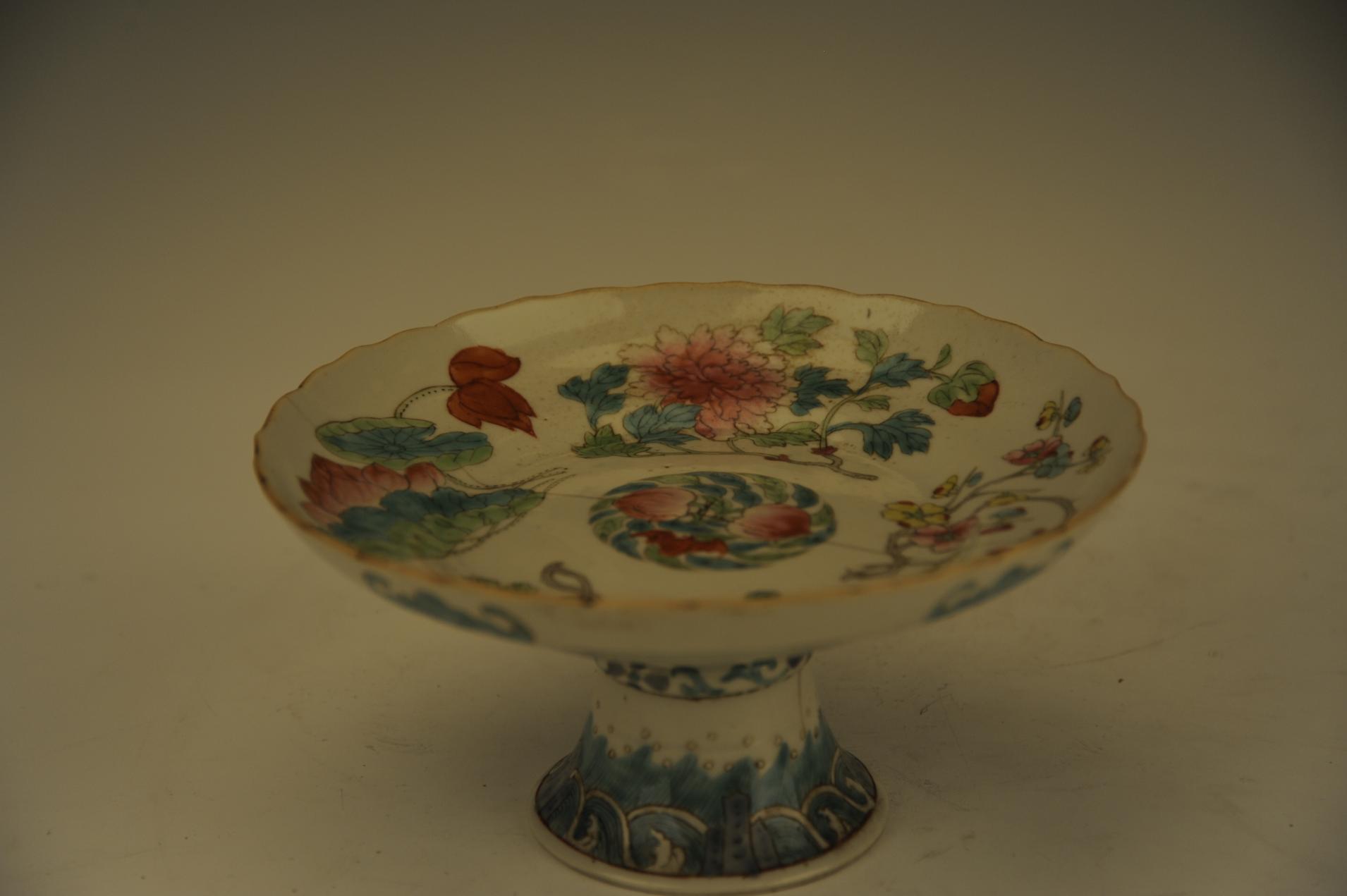 清道光粉彩花卉蝠寿纹高足盘