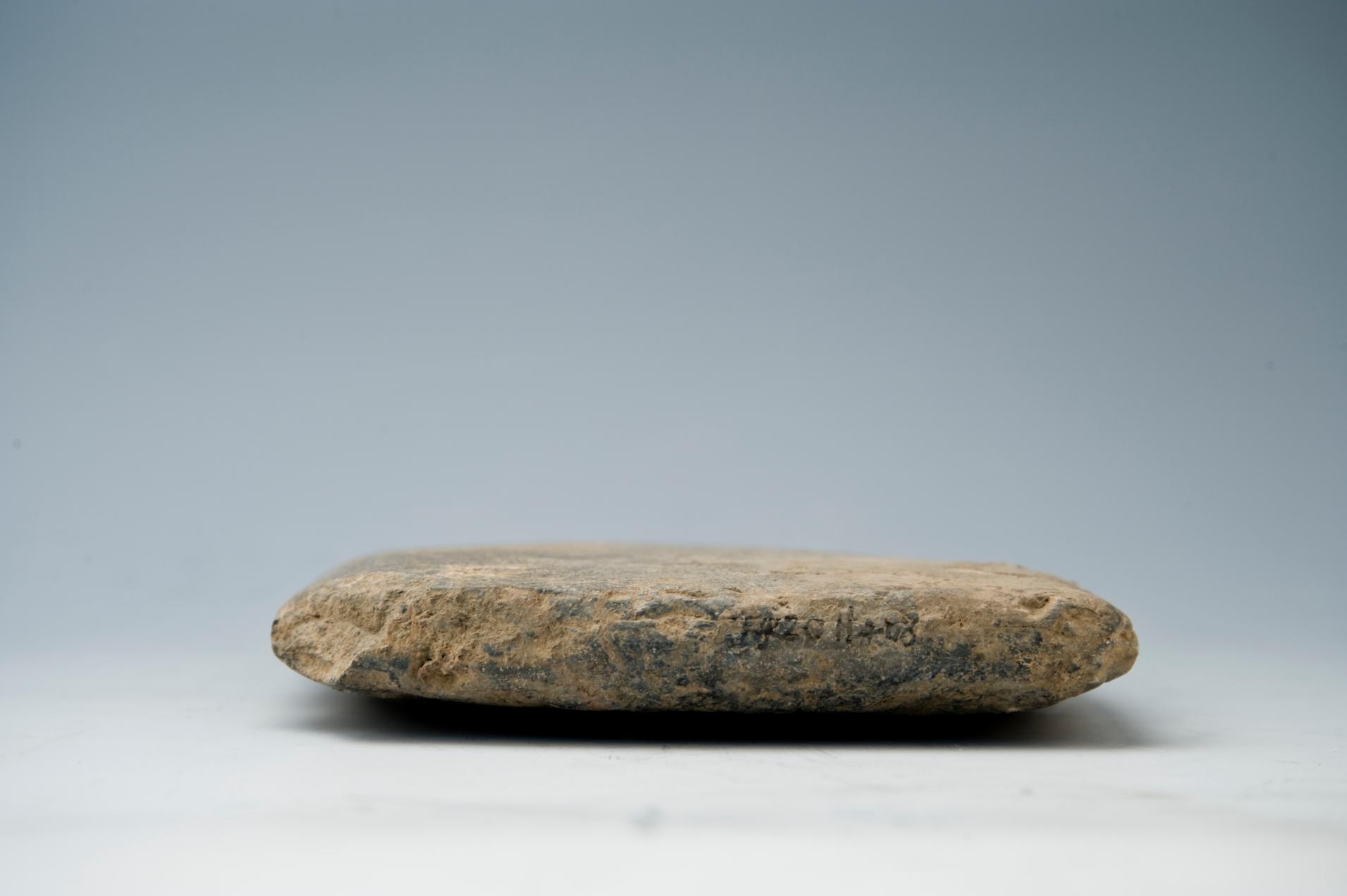 大汶口文化素面大石钺