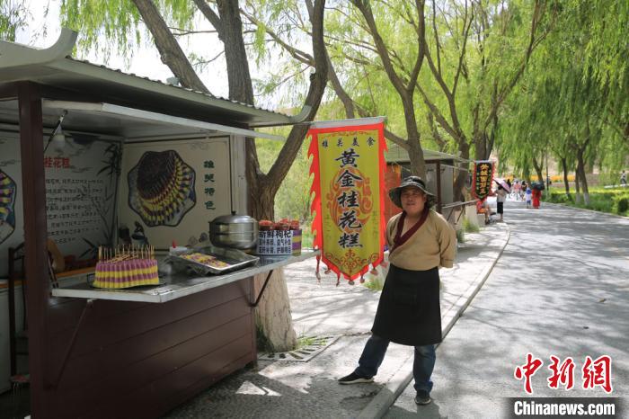 关城脚下的杏皮水、桂花糕、凉皮等地方小吃更是让游客多了一份与当地的亲近感，当地商贩穿上古代服饰，彷佛让游客“穿越”至古丝路畅游。　谢生亮 摄