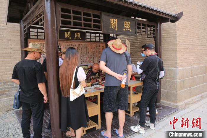 明朝时出了关城就是西域，商旅需要通关文牒才能进出关城。现在关城还保留着这一传统，游客进入关城可以在门口办理出关许可证，体验古人的