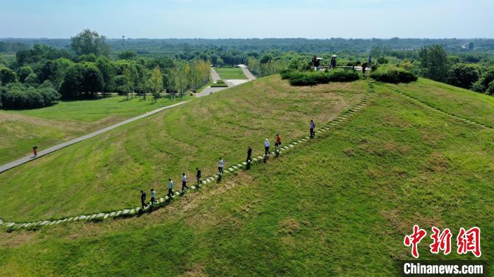 湖北荆州景区渐复苏楚王车马阵引游客