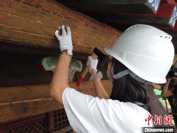 沈阳故宫公共示范古建筑修缮工艺民众在十王亭“下竹钉”