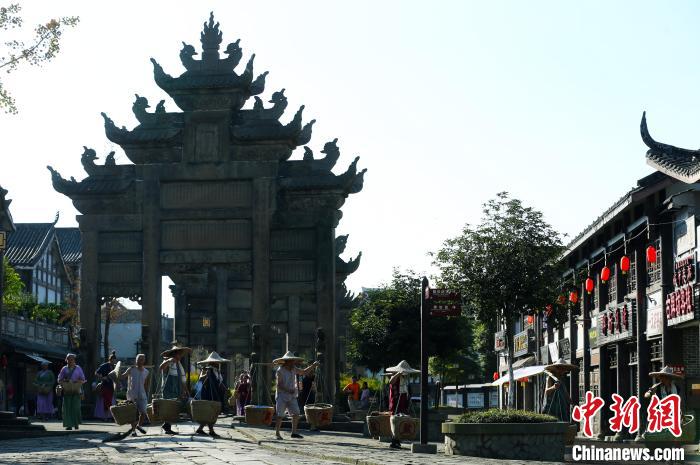 “中国石牌坊之乡”隆昌。 王磊 摄 “中国石牌坊之乡”隆昌。 王磊 摄