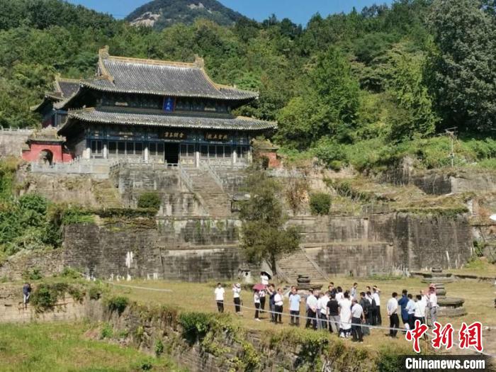 考古人员考察五龙宫遗址 彭涛 摄 考古人员考察五龙宫遗址 彭涛 摄