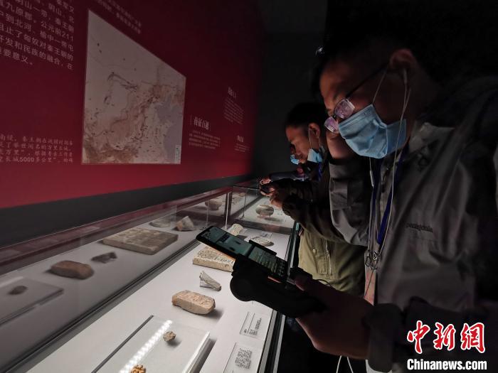 资料图:市民走进山东博物馆,观看展览。 赵晓 摄 资料图:市民走进山东博物馆,观看展览。 赵晓 摄