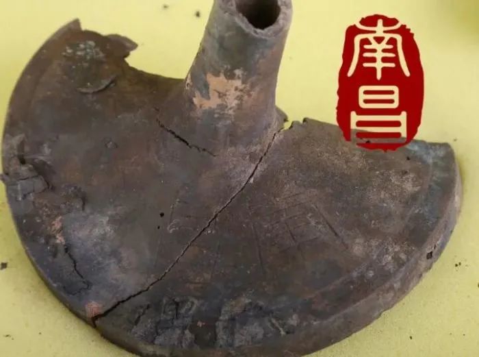 刻有“南昌”铭文青铜灯