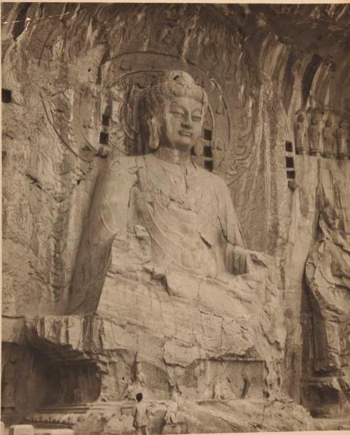 上博老一代专家学者李鸿业与马承源赴龙门石窟奉先寺考察所摄照片（受访者提供）