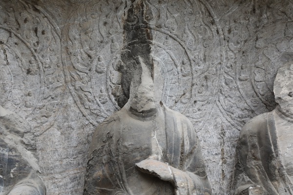 奉先寺北壁金刚力士外侧下层圆拱形大龛居中立佛头部残迹（受访者供图）