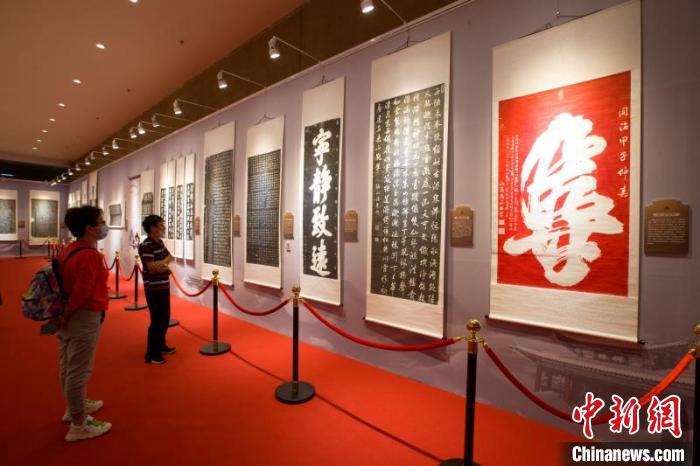《石墨镌华——西安碑林名碑书法展》展出30余幅西安碑林名碑拓本精品，带民众走进碑林艺术的世界，感受中国碑刻书法的魅力。　张云 摄