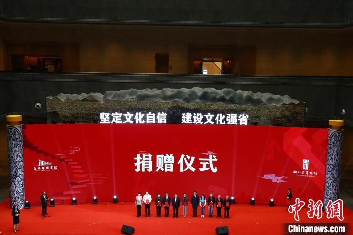 开馆仪式现场还向抗疫英雄、捐赠者、志愿者、热心读者、建设者等群众代表颁发荣誉馆员证书，共同为江西省图书馆、江西省博物馆新馆开馆启幕。　刘占昆 摄