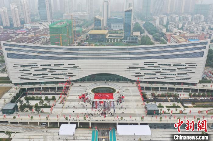 江西省图书馆新馆位于赣江之滨，建筑面积9.6万平方米，共分七层，北临江西省博物馆新馆，南接江西省科技馆新馆，寓意为联系历史与未来的桥梁。建筑造型像一本竖立的图书，面向滔滔赣江，形象典雅大气，诗意如画。　刘占昆 摄