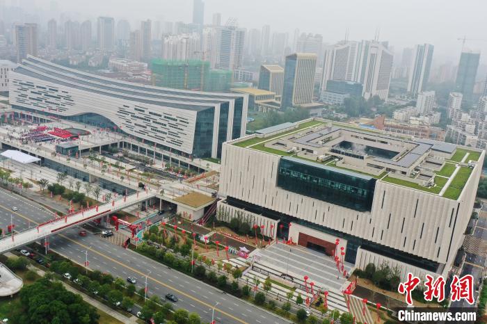 江西省图书馆新馆北临江西省博物馆新馆。作为江西全省文化的新地标、城市的新客厅，江西省图书馆和江西省博物馆新馆建成开放，将成为加快推动江西文化强省建设的一个亮丽缩影，成为丰富江西省人民群众精神文化需求的重要阵地。　刘占昆 摄