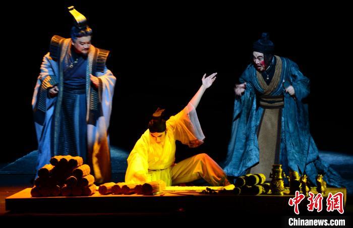 话剧《孔子》在创编过程中采用多种现代艺术表现手法。图为，在剧情中穿插了司马迁纠结于如何书写孔子诛杀少正卯的传说。　邱江波 摄