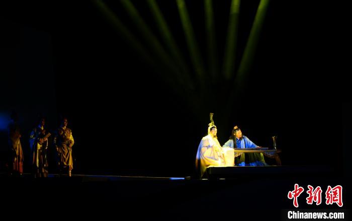 话剧《孔子》在山东首演。图为，盲乐师以琴点化孔子，让他第一看见天下，第二看见了苍生，第三看见了自己。　邱江波 摄