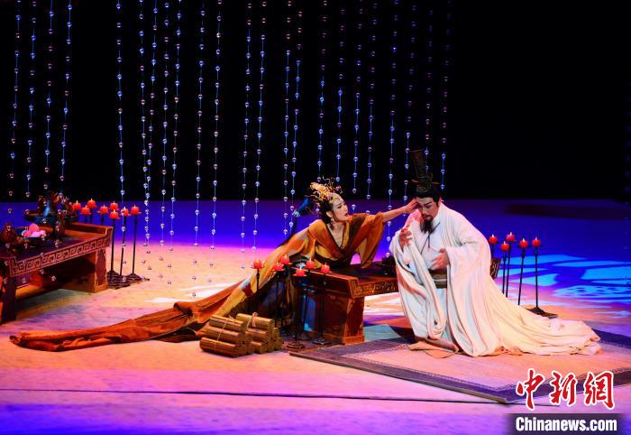 图为，孔子周游列国拜见卫国夫人南子，正色谢绝了南子的美意。　邱江波 摄