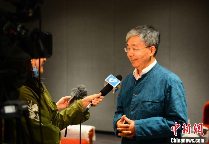 话剧《孔子》首演中场休息时，山东省人大监察和司法委员会副主任委员徐向红接受记者采访。　邱江波 摄