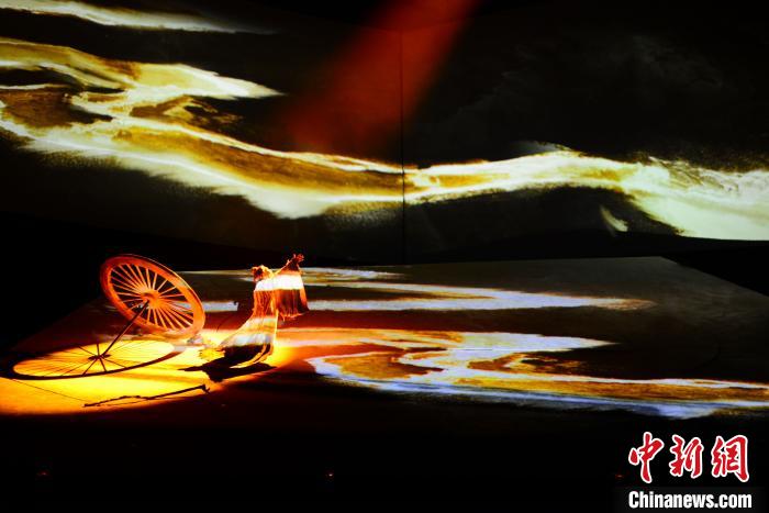 图为，孔子遇黄河而不渡，思索人生天地间的大道至理。　邱江波 摄