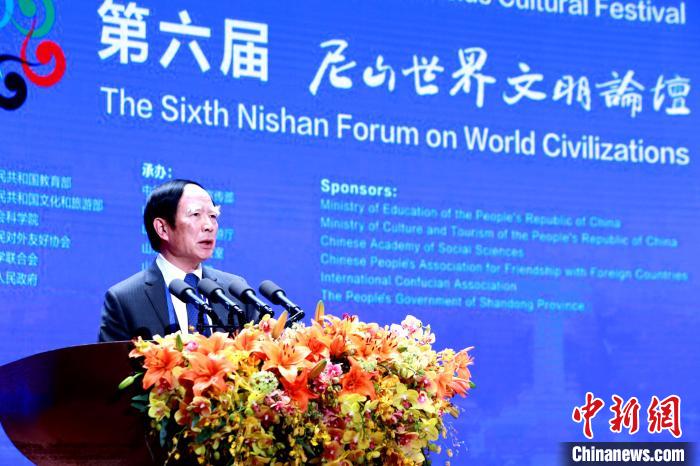 全国政协常委、山东大学儒学高等研究院执行院长王学典在现场为本届论坛做学术总结。　梁犇 摄