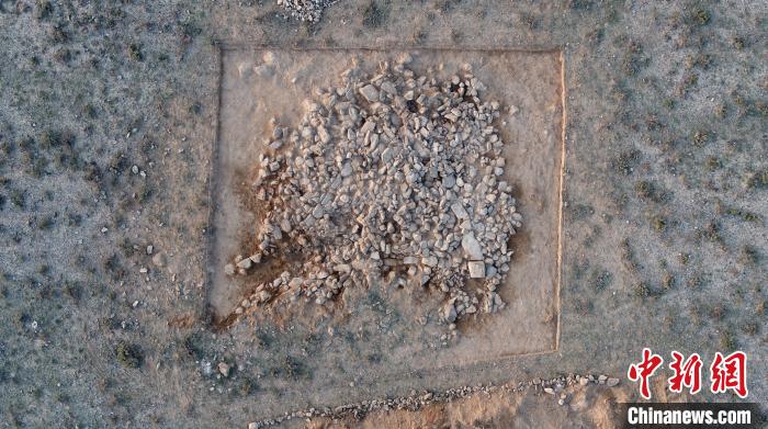 图为揭取表面浮土航拍正摄影像。　杨峰 摄