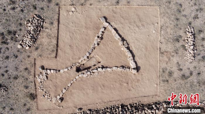 图为亚腰形墓航拍现场。　杨峰 摄