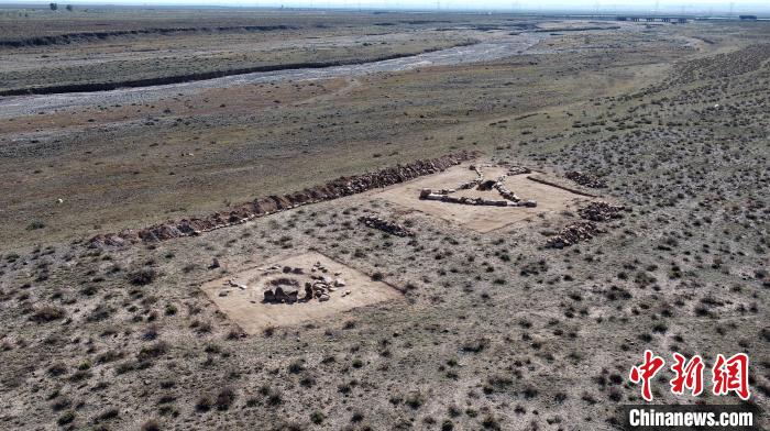 图为敖包图墓葬航拍影像。　杨峰 摄