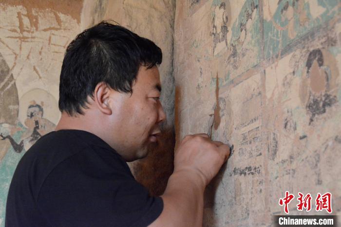 图为修复现场。　海日汉 摄