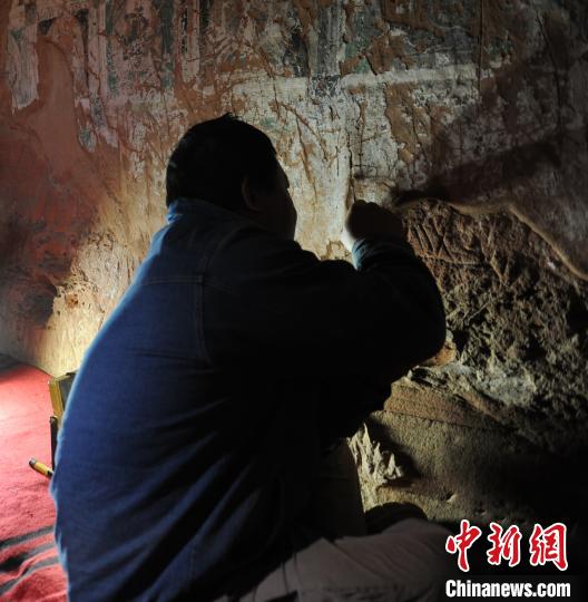 图为修复现场。　海日汉 摄