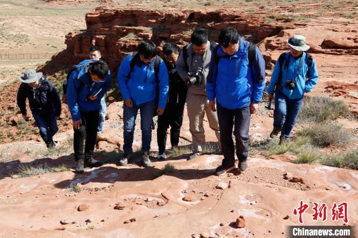 图为修复现场。　海日汉 摄