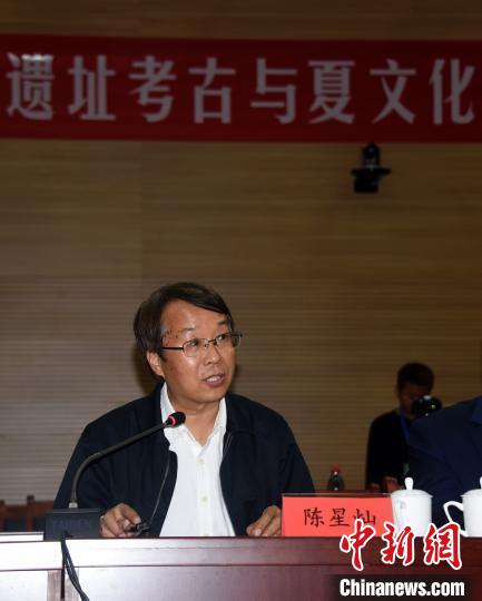 陈星灿研究员主持座谈会。　孙自法 摄