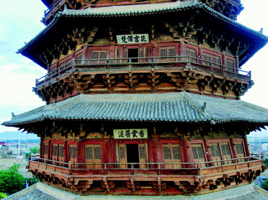 从外观看，应县木塔二层西面屋檐明显下沉，柱子向内倾斜。　本报记者徐伟摄