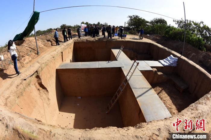 裴李岗遗址新发现的一处旧石器晚期遗存发掘探方。　孙自法 摄