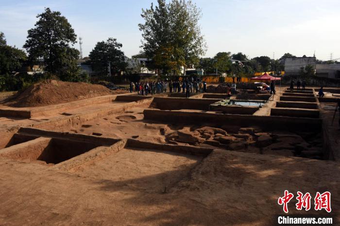 裴李岗遗址一处考古发掘探方。　孙自法 摄