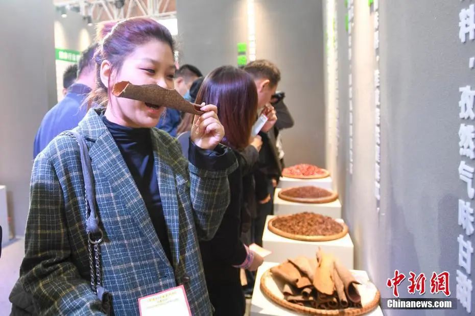 民众感受辣条原料。&nbsp;中新社记者 杨华峰 摄