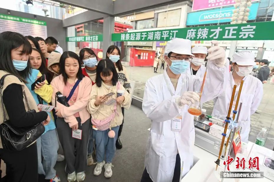 民众观看辣条油质检测。&nbsp;中新社记者 杨华峰 摄