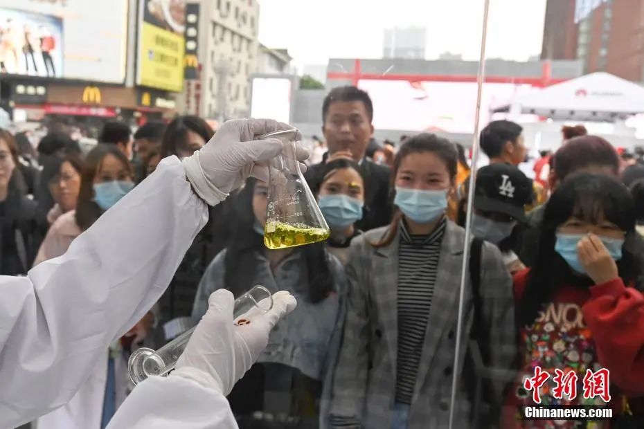 民众观看辣条油质检测。&nbsp;中新社记者 杨华峰 摄