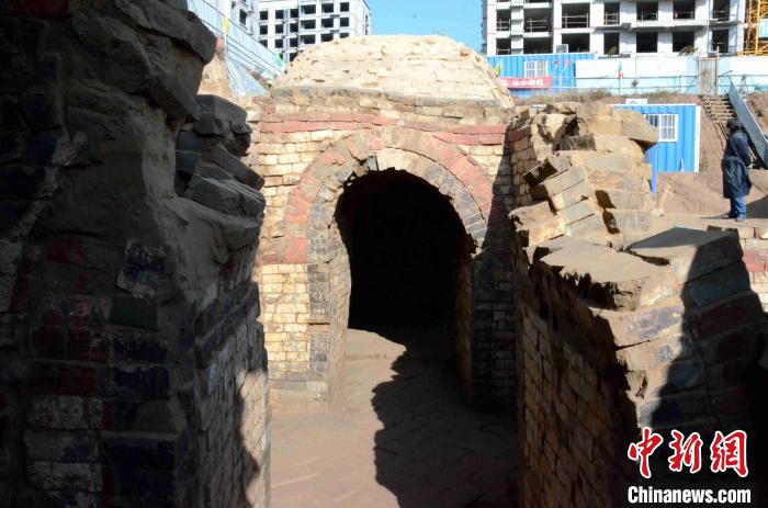 两座墓葬保存较好，体量较大、形制复杂，出土多种文物，而且墓内发现装饰性及仿木结构壁画。　孙婷婷 摄