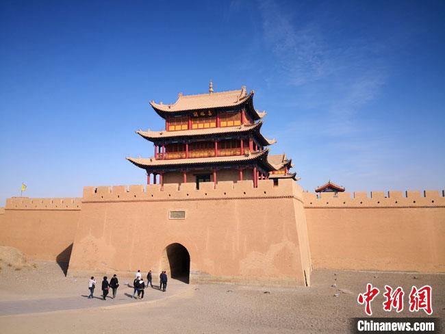 图为11月初，世界文化遗产甘肃嘉峪关关城游人不绝。　冯志军 摄