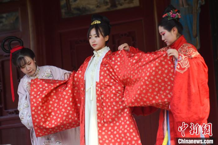汉服爱好者正在表演汉代女子成人礼。　武俊杰 摄