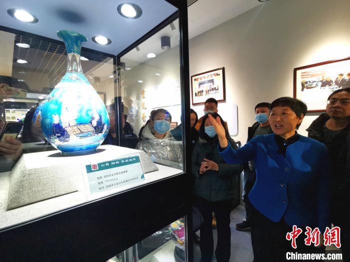 乔香平正在来自全国各地的陶瓷企业代表和手工艺人介绍“乔氏珐华”技艺。　杨杰英 摄