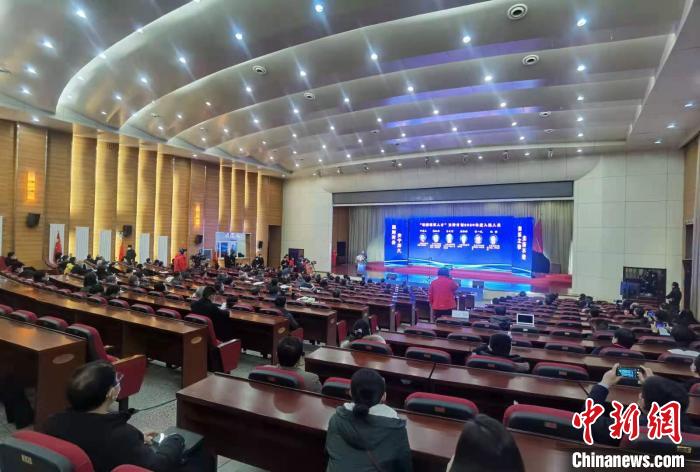 中国古文字学界、考古学界等百余位专家学者在此研讨侯马盟书的重要意义。　胡健 摄