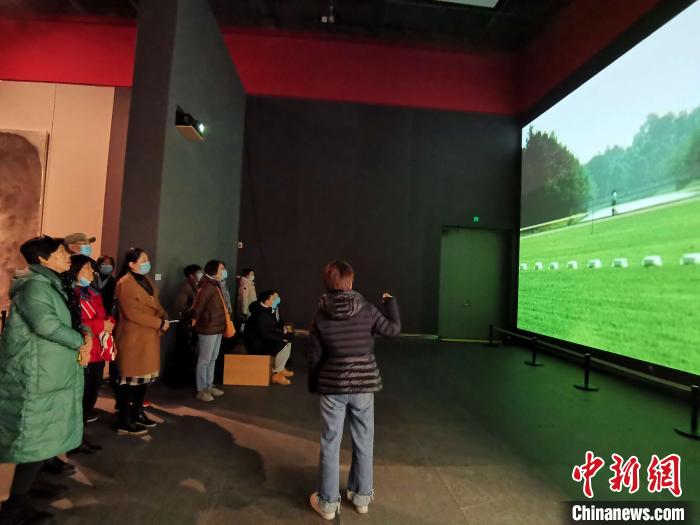 图为群众和媒体代表参观山东美术馆展览。　赵晓 摄