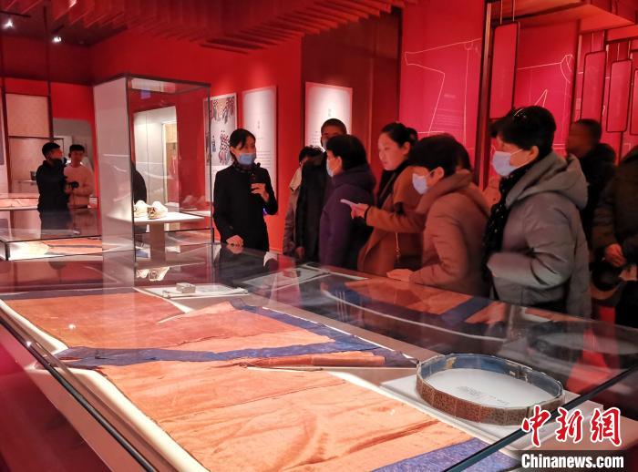 图为群众和媒体代表走进山东博物馆。　赵晓 摄