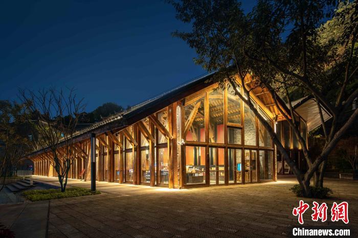 图为故宫文物南迁纪念馆夜景。　南岸区文化和旅游发展委员会供图 
