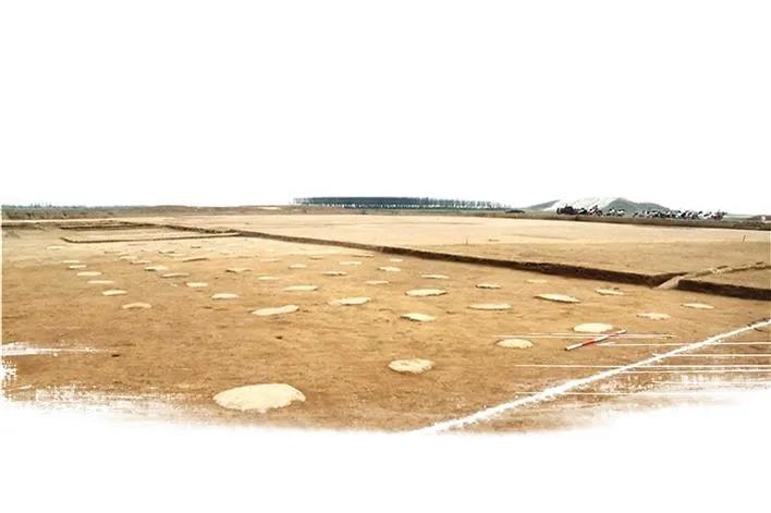 6号建筑西北附属建筑础石。省考古研究院供图