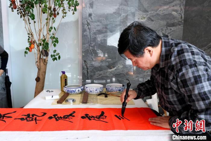 原孔府文物档案馆馆长孔祥胜在写《孔府档案》中乾隆二十四年和乾隆二十五年的档案中的内容。　孔子博物馆供 摄