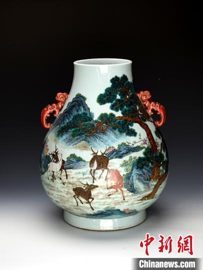 孔子博物馆藏 清乾隆款粉彩“福禄寿”鹿头尊 孔子博物馆供 摄