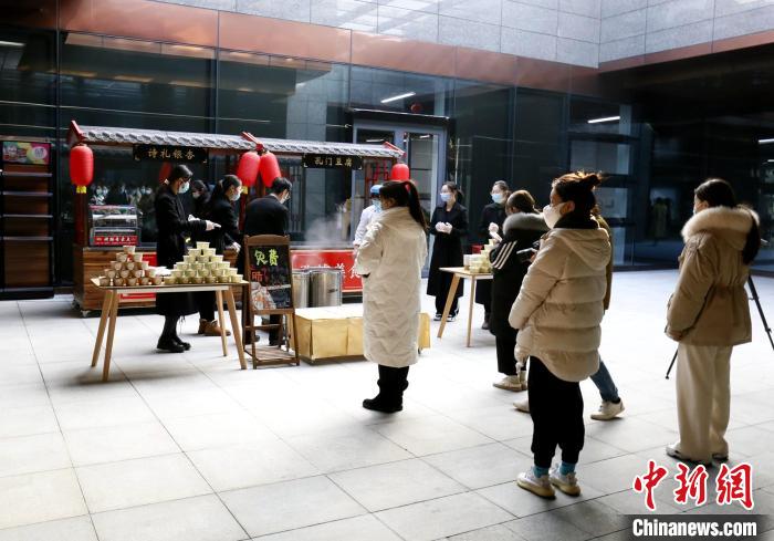 此次展览开幕恰逢腊八节，孔子博物馆依传统习俗，精选大米、糯米、红豆、花生仁、红枣、桂圆、莲子、枸杞子八种食材，精心熬制腊八粥，与观众们同贺腊八节。　孔子博物馆供 摄