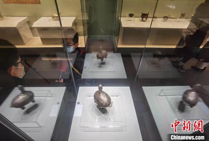 民众在展厅参观。　胡健 摄