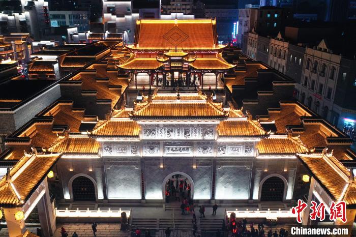 古朴雅致充满民国风情的棋盘街，商铺鳞次栉比的萝卜巷，富有明清风貌的广润门。正式亮灯的南昌万寿宫历史文化街区，更显古色古香古韵，吸引了众多市民、游客入场参观。　刘占昆 摄